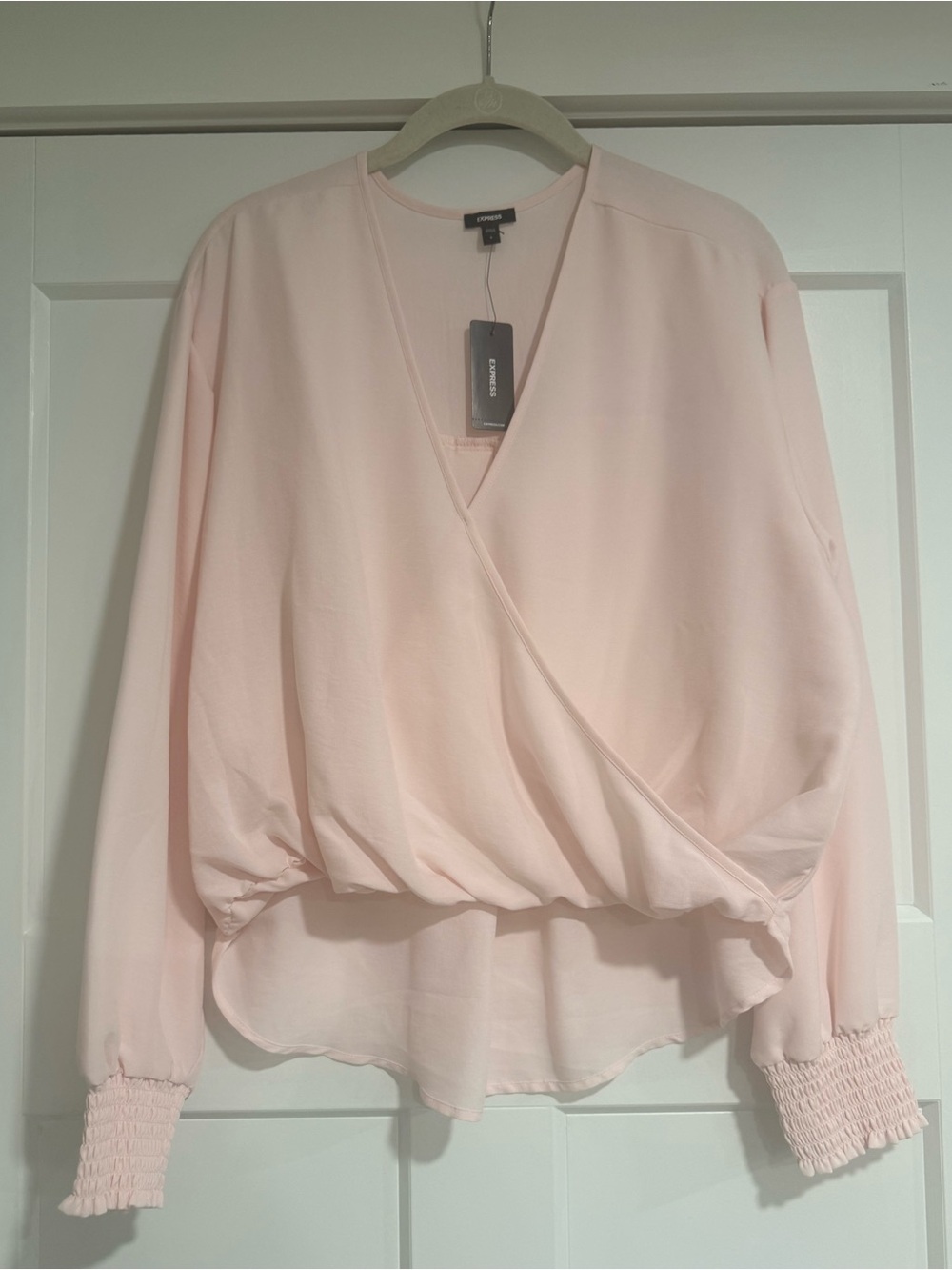 NWT express light, pink faux cross over blouse
Sz M